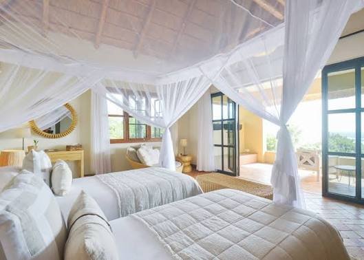 Luxury Gorilla Trekking Safaris in Uganda luxury lodge experience
